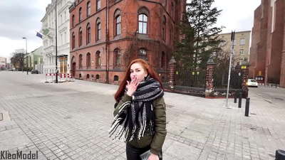 Penjemputan publik: gadis cantik bercinta untuk iPhone dan mendapat air mani di vaginanya. CleoModel